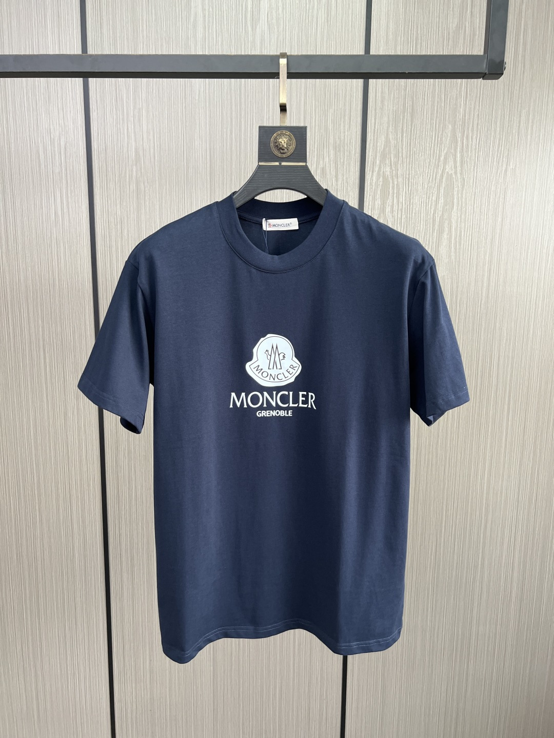 。新款🌟蒙口新款T恤，面料采用顶级原版精梳棉洗水面料，立体印花图案设计，时尚潮流，顶级的做工，高端品质！