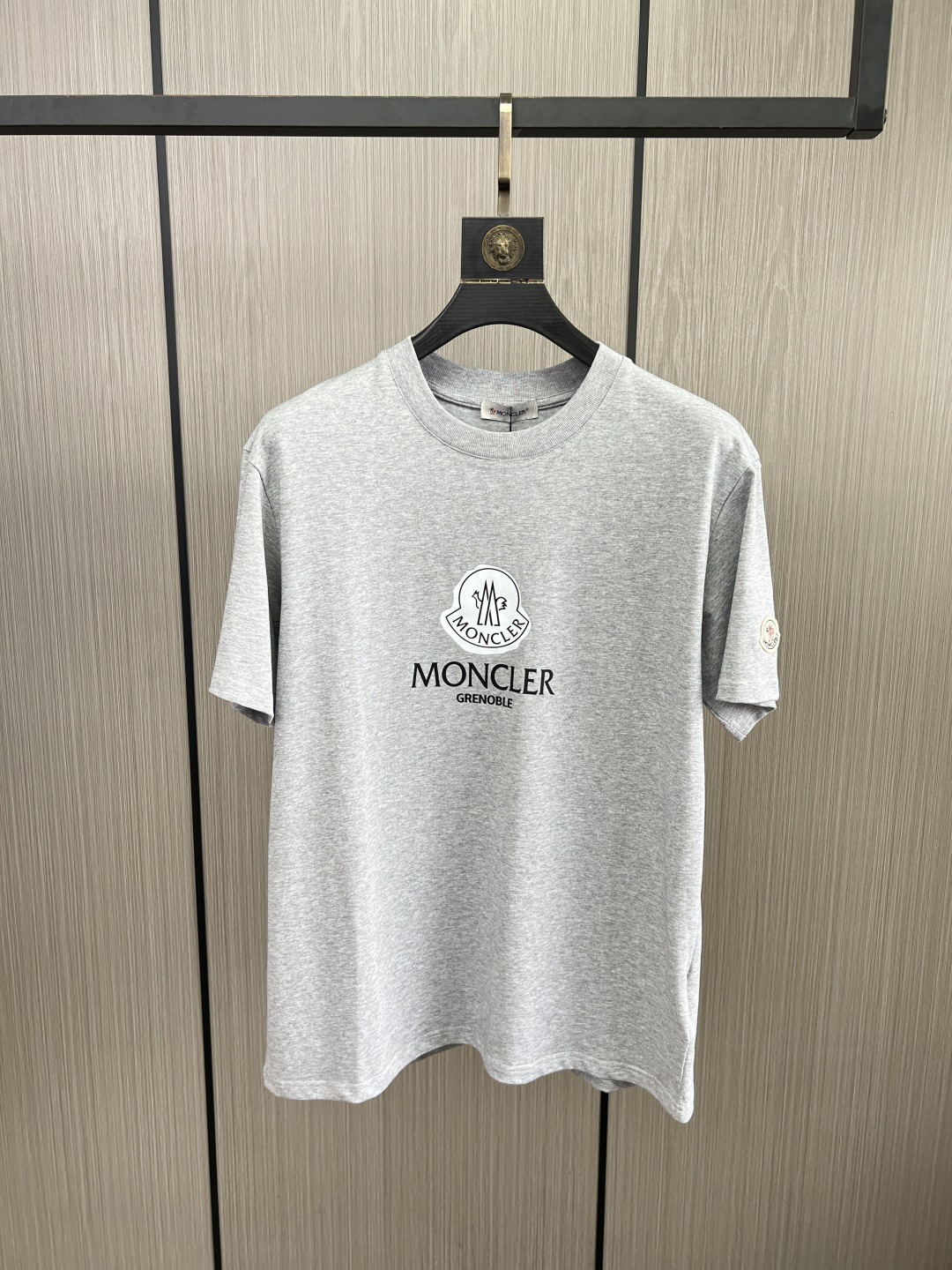 。新款🌟蒙口新款T恤，面料采用顶级原版精梳棉洗水面料，立体印花图案设计，时尚潮流，顶级的做工，高端品质！
