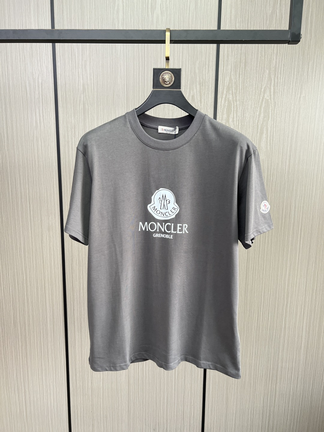 。新款🌟蒙口新款T恤，面料采用顶级原版精梳棉洗水面料，立体印花图案设计，时尚潮流，顶级的做工，高端品质！