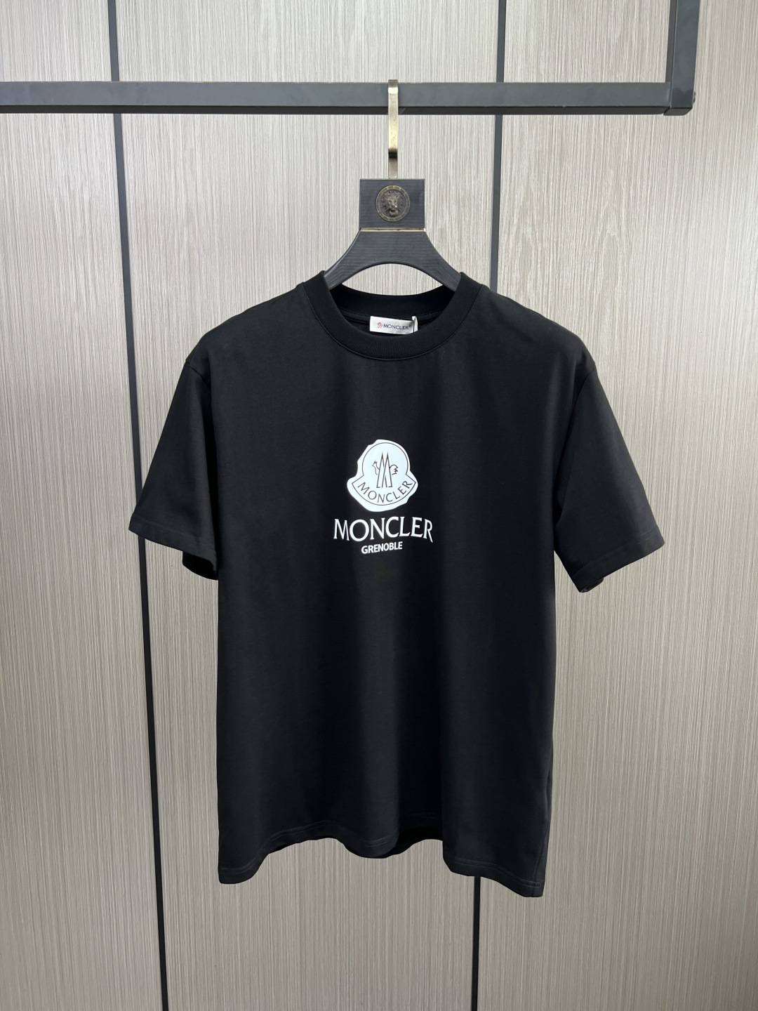 。新款🌟蒙口新款T恤，面料采用顶级原版精梳棉洗水面料，立体印花图案设计，时尚潮流，顶级的做工，高端品质！
