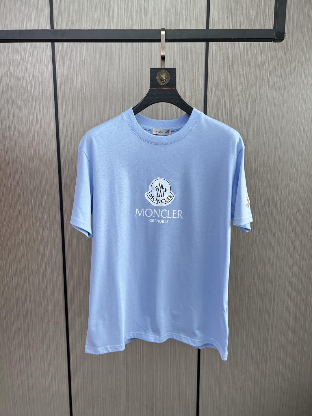 。新款🌟蒙口新款T恤，面料采用顶级原版精梳棉洗水面料，立体印花图案设计，时尚潮流，顶级的做工，高端品质！