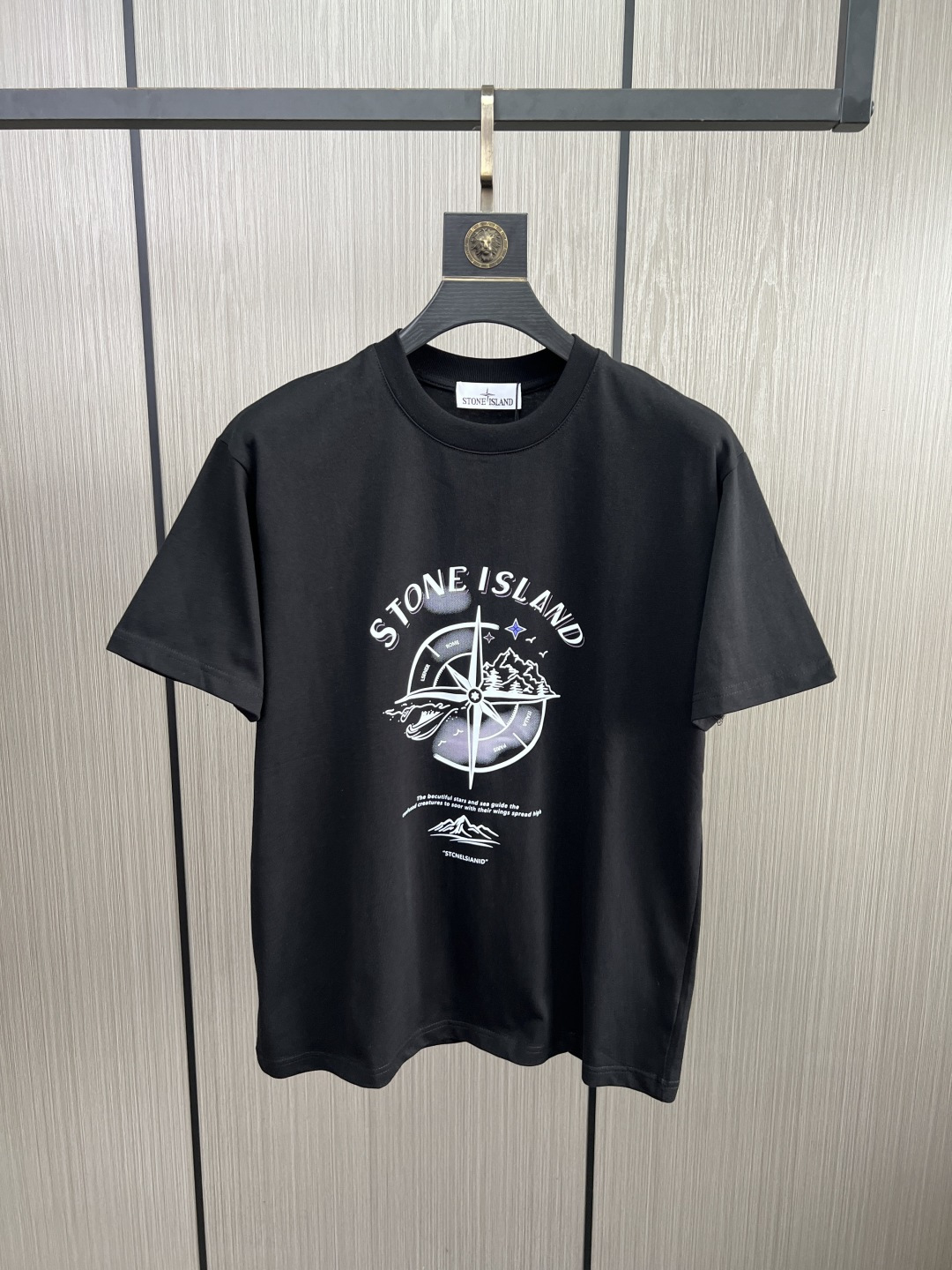 。新款🌟石头岛新款T恤，面料采用顶级原版精梳棉洗水面料，立体印花图案设计，时尚潮流，顶级的做工，高端品质
