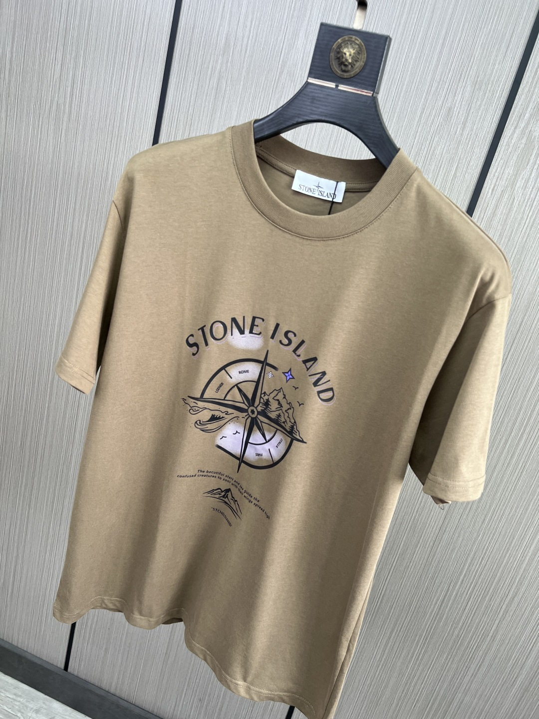 。新款🌟石头岛新款T恤，面料采用顶级原版精梳棉洗水面料，立体印花图案设计，时尚潮流，顶级的做工，高端品质