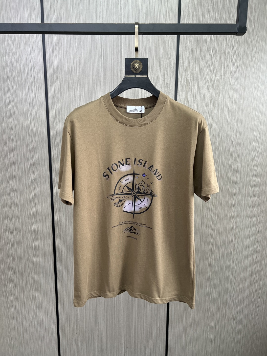 。新款🌟石头岛新款T恤，面料采用顶级原版精梳棉洗水面料，立体印花图案设计，时尚潮流，顶级的做工，高端品质