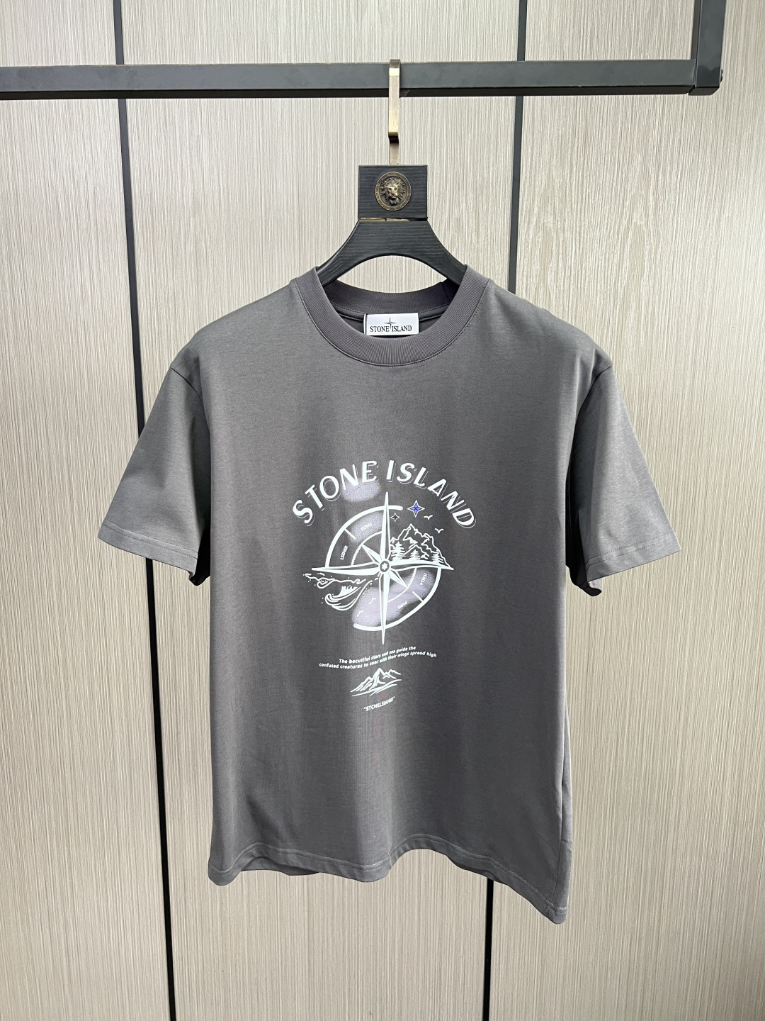 。新款🌟石头岛新款T恤，面料采用顶级原版精梳棉洗水面料，立体印花图案设计，时尚潮流，顶级的做工，高端品质