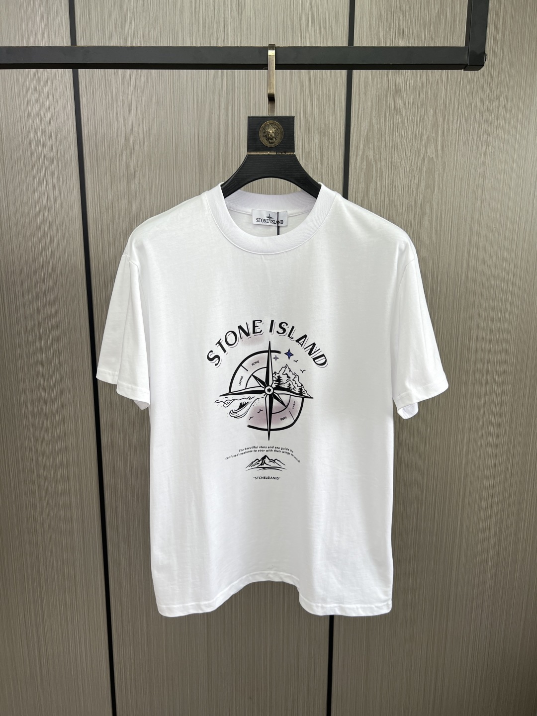 。新款🌟石头岛新款T恤，面料采用顶级原版精梳棉洗水面料，立体印花图案设计，时尚潮流，顶级的做工，高端品质