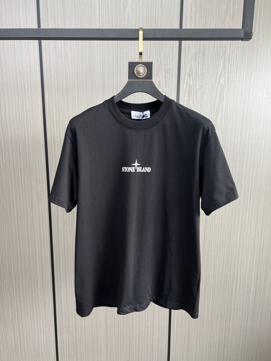 。新款🌟石头岛新款T恤，面料采用顶级原版精梳棉洗水面料，立体印花图案设计，时尚潮流，顶级的做工，高端品质