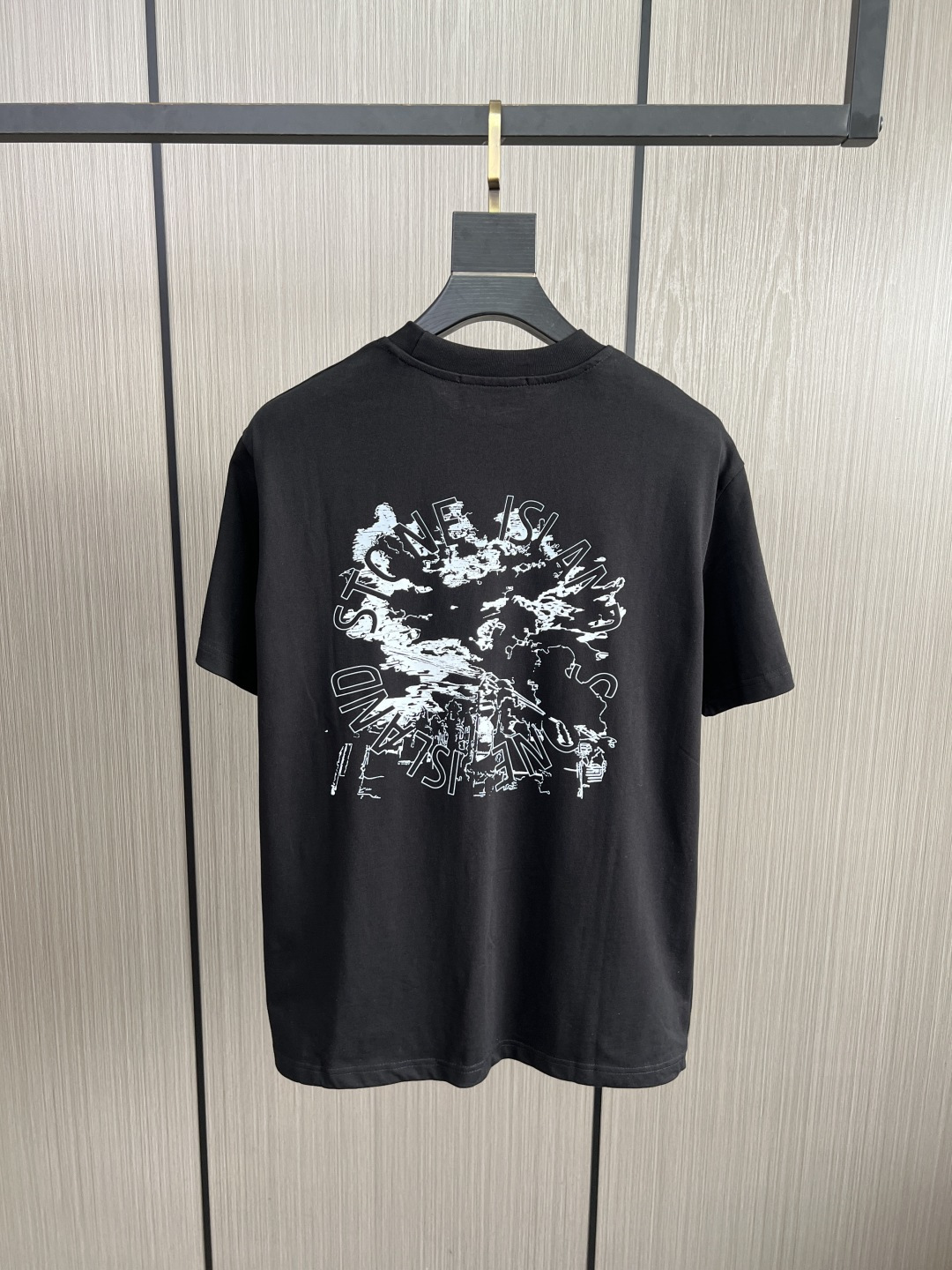 。新款🌟石头岛新款T恤，面料采用顶级原版精梳棉洗水面料，立体印花图案设计，时尚潮流，顶级的做工，高端品质