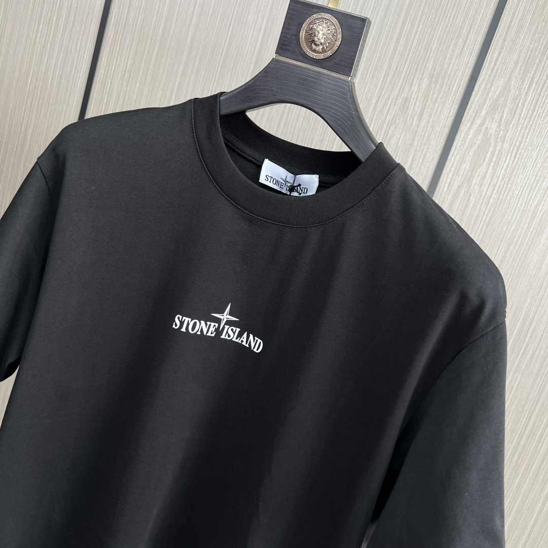 。新款🌟石头岛新款T恤，面料采用顶级原版精梳棉洗水面料，立体印花图案设计，时尚潮流，顶级的做工，高端品质