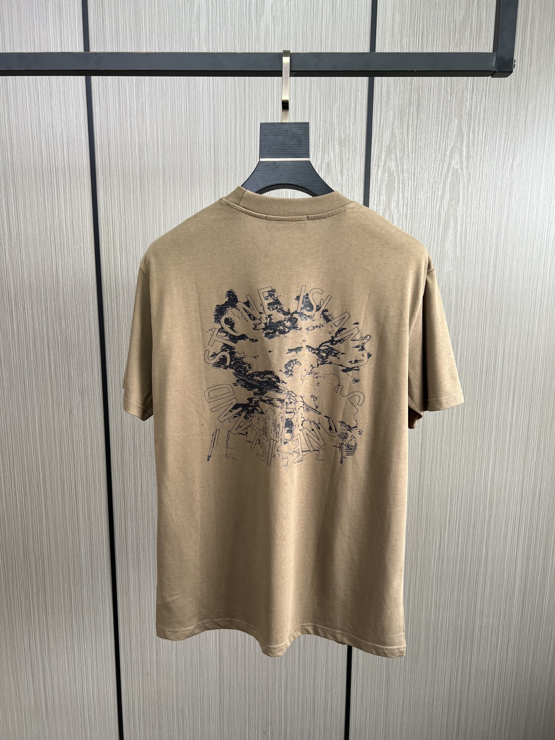 。新款🌟石头岛新款T恤，面料采用顶级原版精梳棉洗水面料，立体印花图案设计，时尚潮流，顶级的做工，高端品质