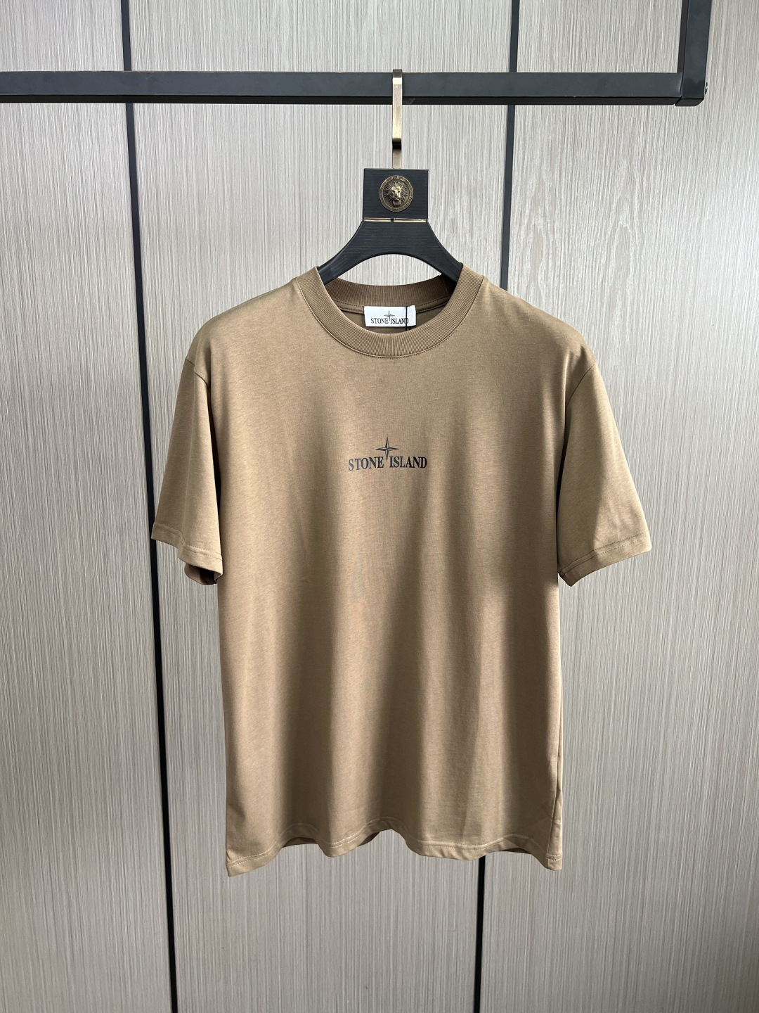 。新款🌟石头岛新款T恤，面料采用顶级原版精梳棉洗水面料，立体印花图案设计，时尚潮流，顶级的做工，高端品质