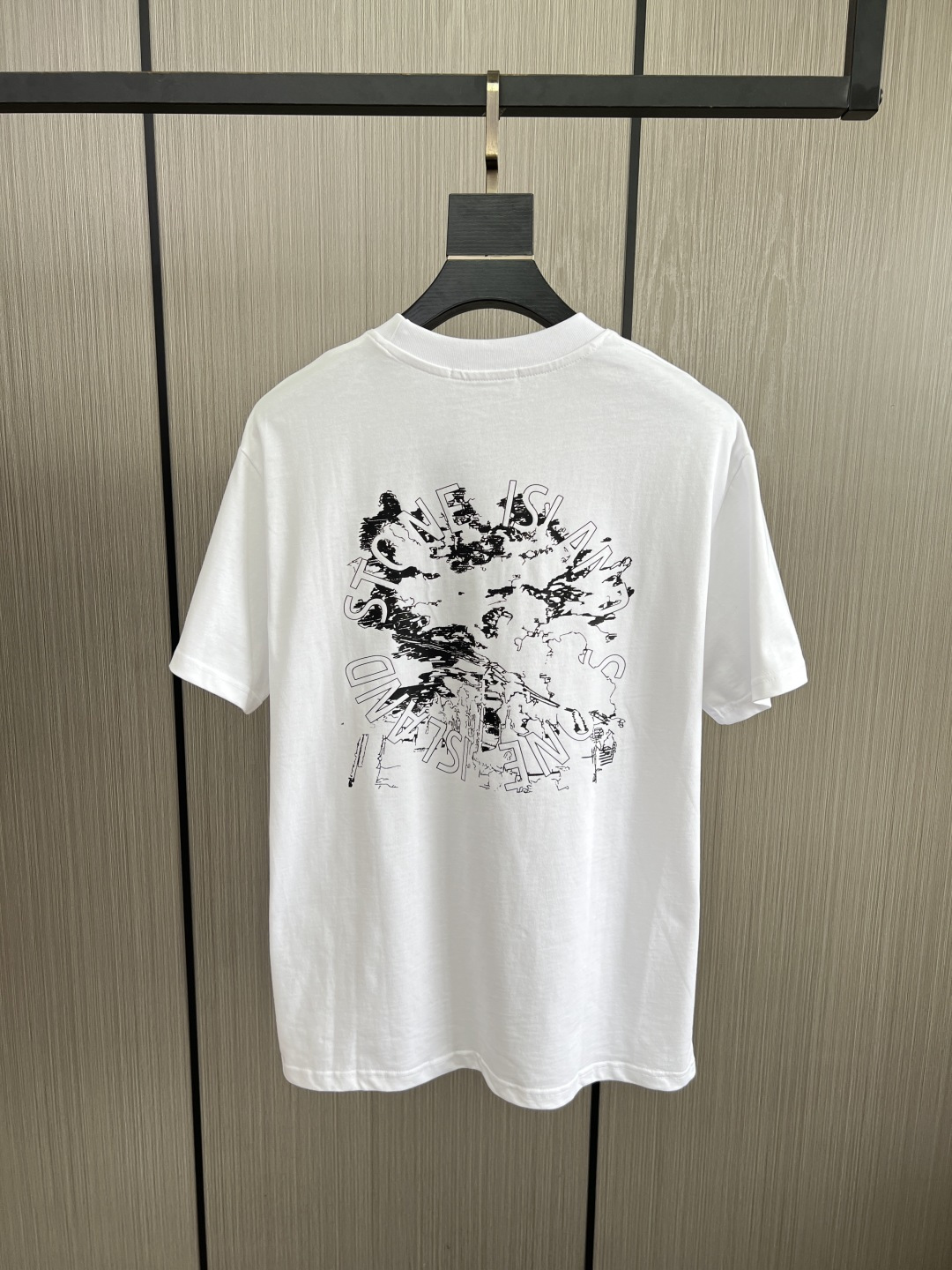 。新款🌟石头岛新款T恤，面料采用顶级原版精梳棉洗水面料，立体印花图案设计，时尚潮流，顶级的做工，高端品质