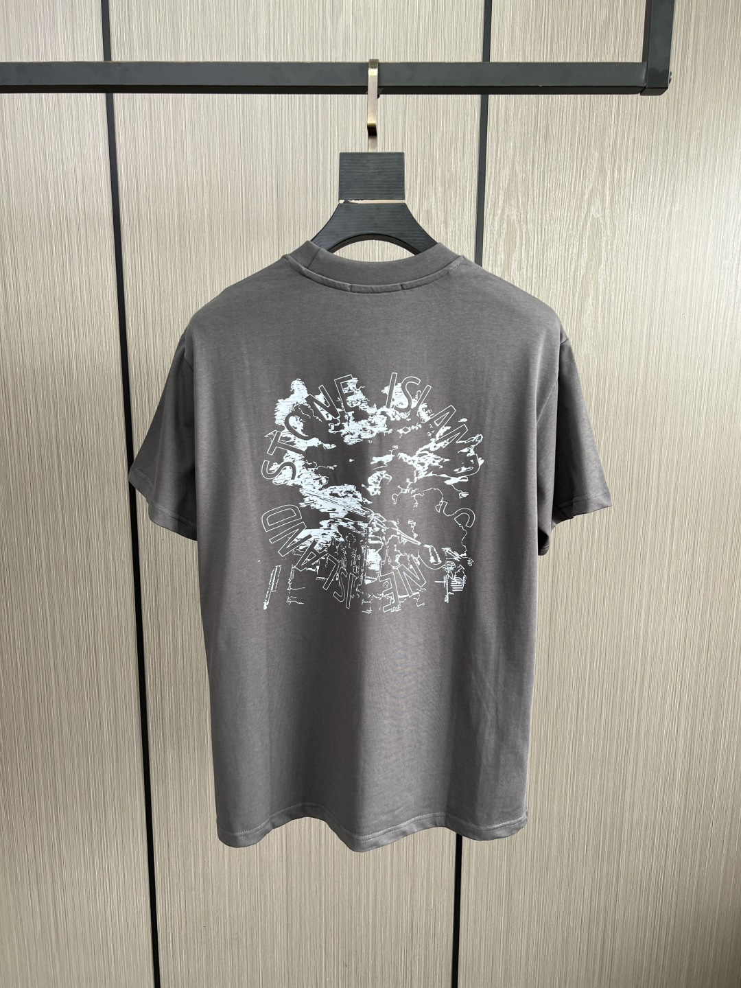 。新款🌟石头岛新款T恤，面料采用顶级原版精梳棉洗水面料，立体印花图案设计，时尚潮流，顶级的做工，高端品质