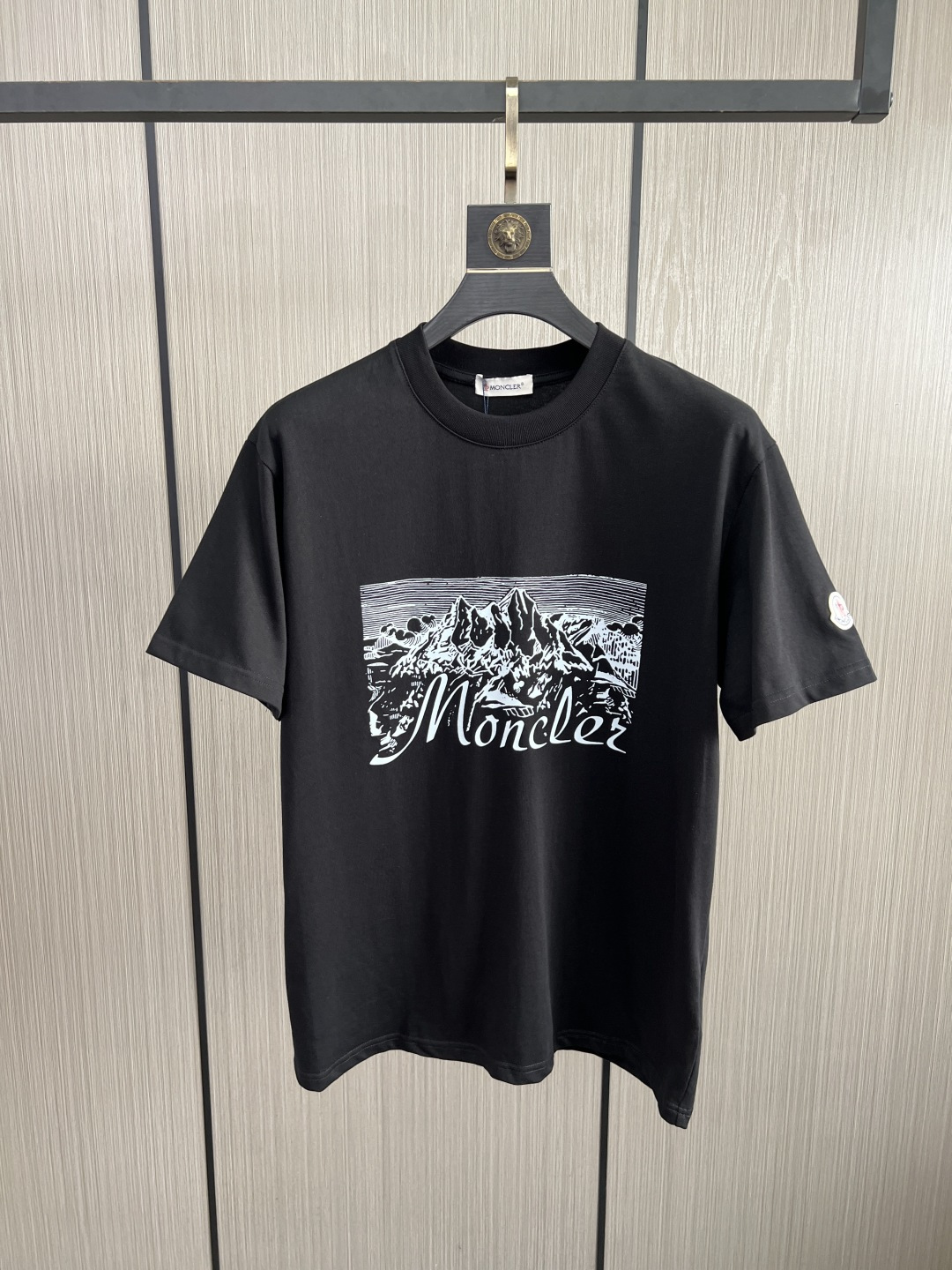 。新款🌟蒙口新款T恤，面料采用顶级原版精梳棉洗水面料，立体印花图案设计，时尚潮流，顶级的做工，高端品质！