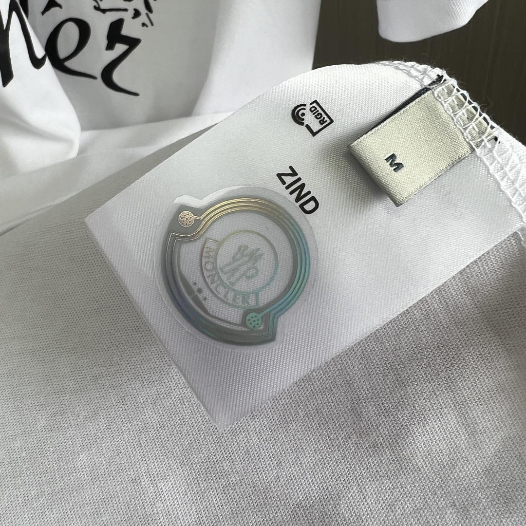 。新款🌟蒙口新款T恤，面料采用顶级原版精梳棉洗水面料，立体印花图案设计，时尚潮流，顶级的做工，高端品质！