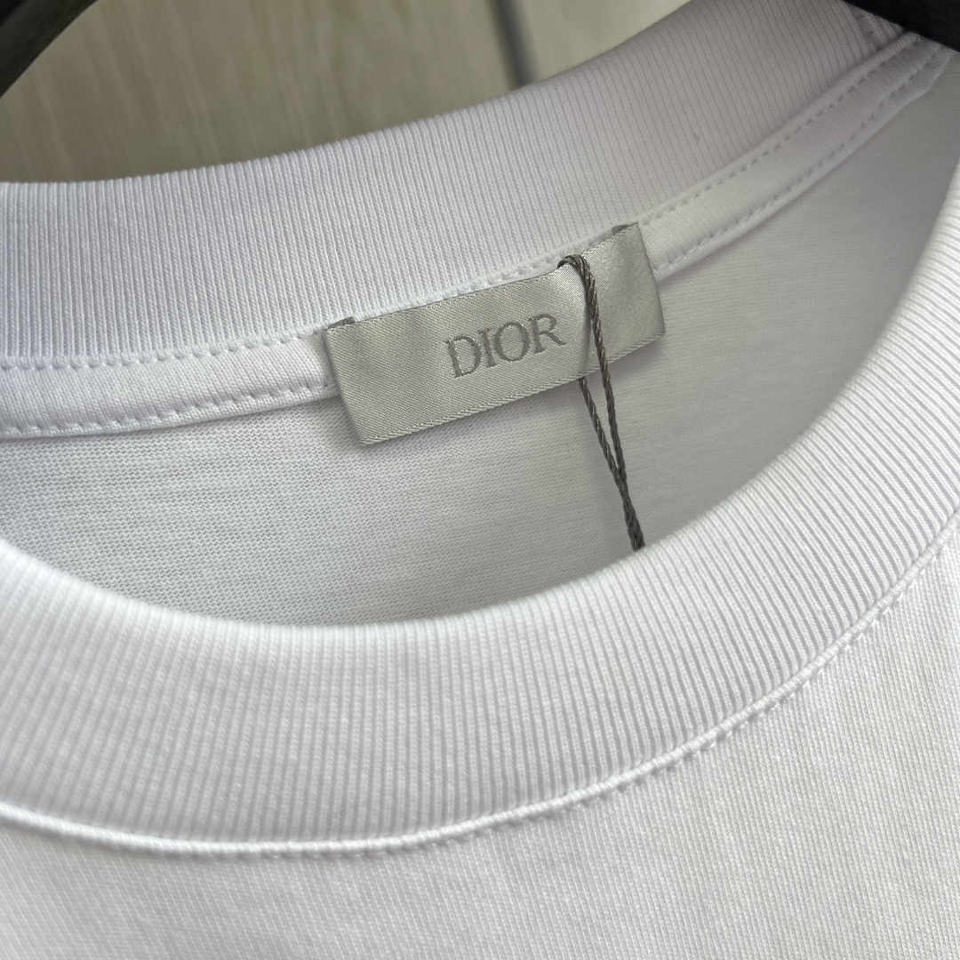 。新款🌟Dior新款T恤，面料采用顶级原版精梳棉洗水面料，立体印花图案设计，时尚潮流，顶级的做工，高端品