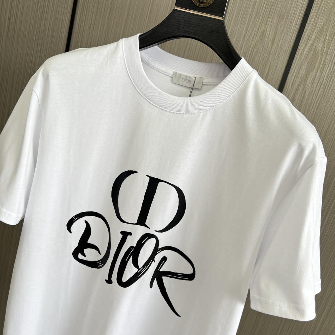 。新款🌟Dior新款T恤，面料采用顶级原版精梳棉洗水面料，立体印花图案设计，时尚潮流，顶级的做工，高端品