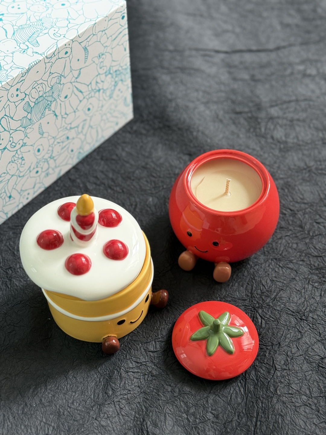 NO:810328,(Cake + tomato version) Why is it so popular?  Because it is a powerful combination of natural organic soy wax + Swiss Givaudan fragrance!  When burning, the smoke is less and the smell is pure. The floral/vegetal fragrance is naturally healing, not to mention the cute shape of the ceramic jar. It is a decoration when placed and it is a fragrance when lit!  , Car Aromatherapy. Home Fragrance. Candles19860909（蛋糕+番茄款）凭什么火？ 因为它是天然有机大豆蜡+瑞士奇华顿香精的强强联合！燃烧时烟少味纯 花香调/植物香自然治愈,更别说陶瓷罐的萌趣造型,摆着是装饰,点着是香氛！,车载香薰.居家香氛.蜡烛,accessory
