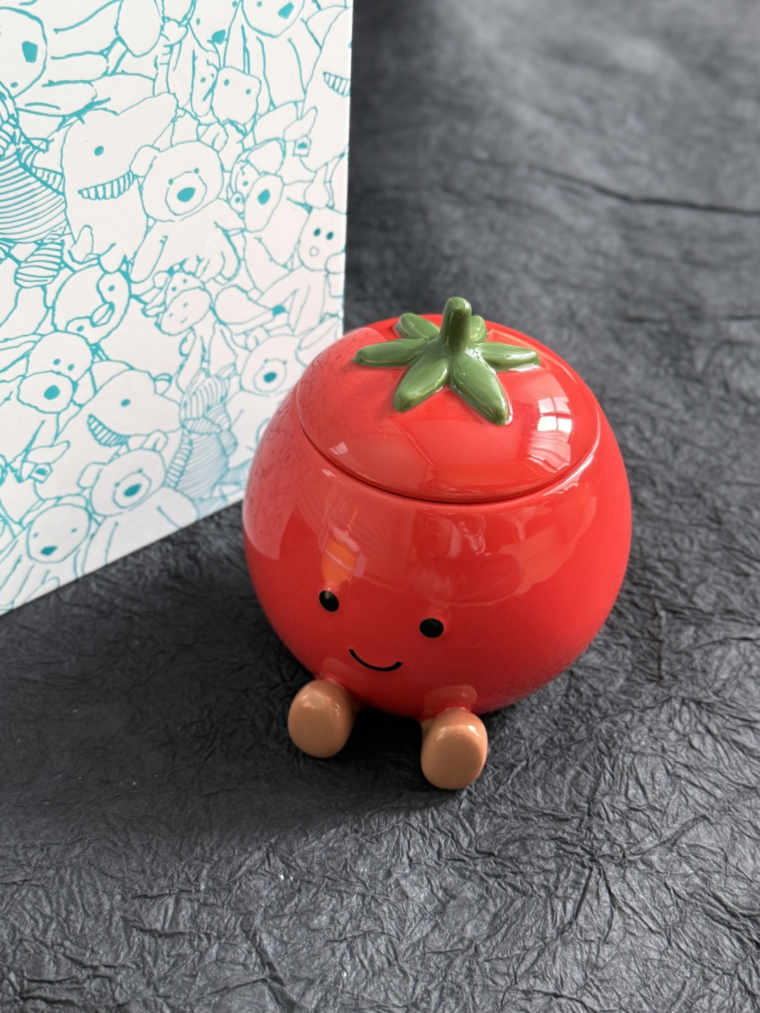 NO:810321,Good looks but real texture!  The ceramic container feels delicate and weighty. It is filled with natural soy wax. It smokes less and is pure when burning. After lighting it, the floral/plant fragrance slowly spreads out. It is not pungent and super healing. It is safe to display and more comfortable to use. Car aromatherapy, home fragrance and candle.19860909好看里藏着实打实的质感！ 陶瓷容器摸起来细腻有分量 内里装的是天然大豆蜡 燃烧时烟少又纯净～ 点上后花香/植物香缓缓散开 也不会刺鼻超治愈 摆着安心,用着更舒心,车载香薰.居家香氛.蜡烛,accessory