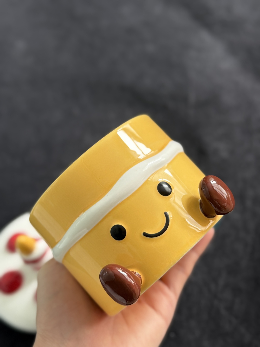 NO:810309,The yellow cake is decorated with icing and red fruits. The smiling face on the little feet is super healing. It is heavy and heavy in the hand. You can see the texture just by placing it on the table. Car fragrance, home fragrance, candle.19860909黄蛋糕缀糖霜红果 小足笑脸超治愈 拿在手里沉甸甸的超有分量 光摆着都能看出质感,车载香薰.居家香氛.蜡烛,accessory