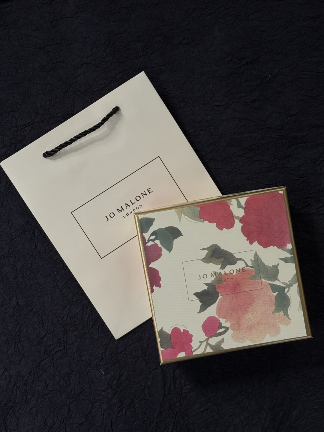 ¡100! Empaque original + bolsa de mano completa, ya sea para quedártelo o regalarlo, se ve bonito y con textura, ¡y ade…