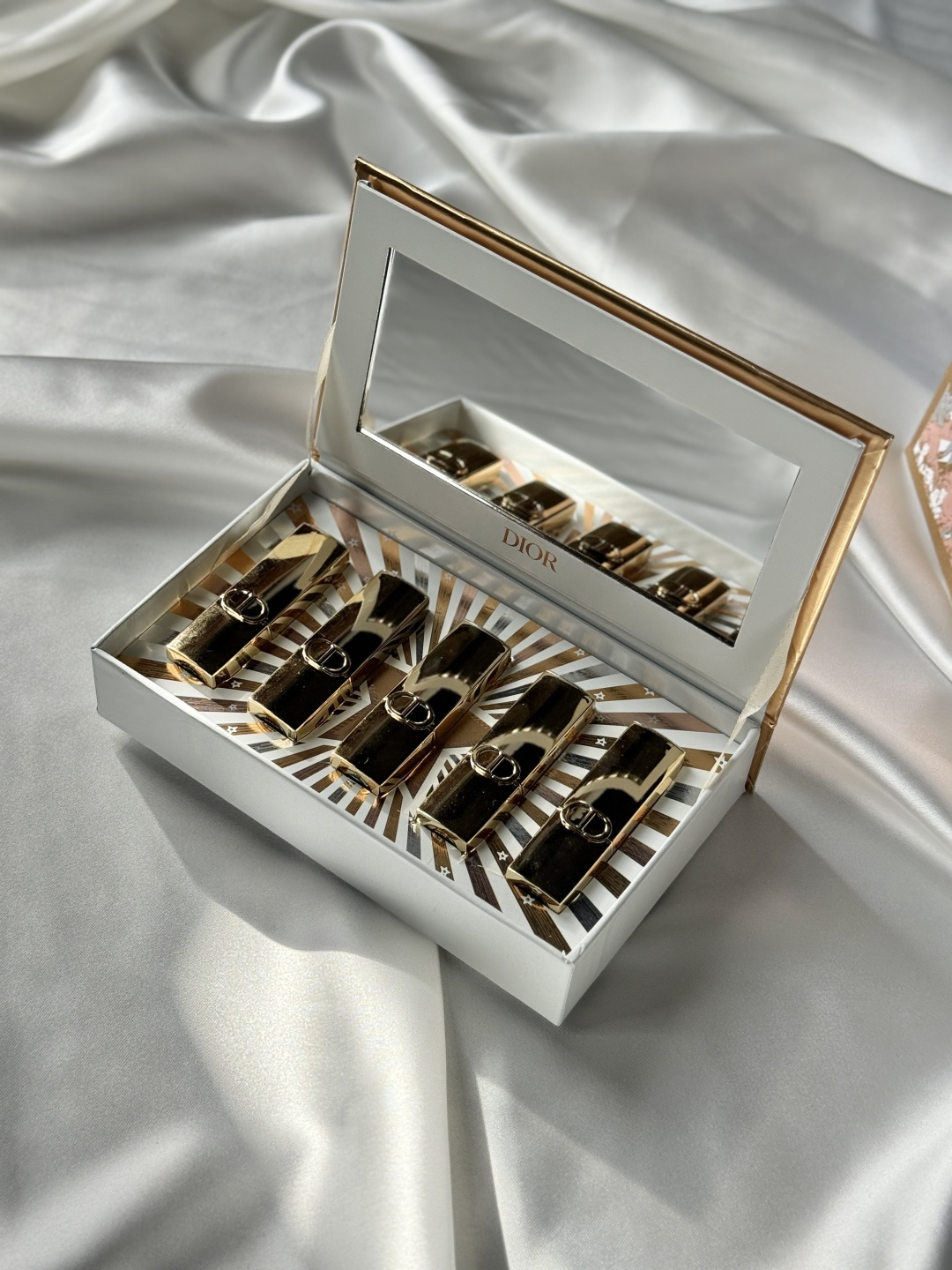 NO:810622,Dior gold tube lipstick five-piece sample set 25 Christmas limited edition!  Contains 1.5g*5. Color numbers 720,772,760,888,999., lipstick, lip glaze, lipstick, dior19860909迪奥金管口红小样五件套25圣诞限量版！内含1.5g*5.色号720,772,760,888,999.,口红.唇釉.唇膏,dior,accessory