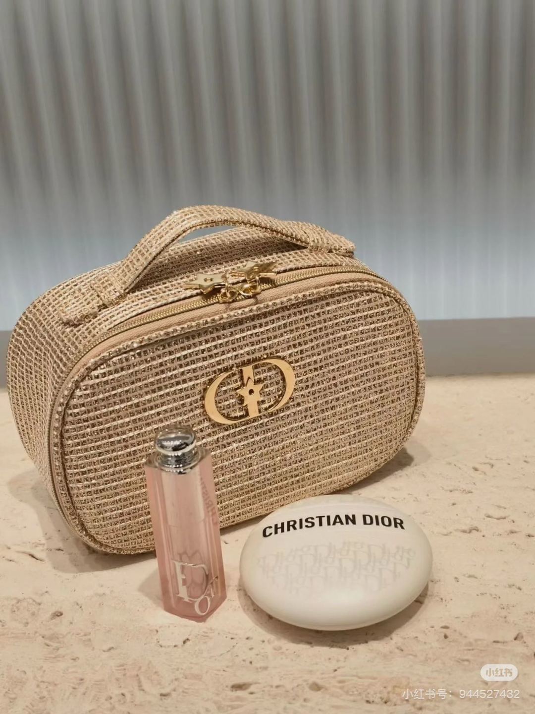 专柜品质/150💰包邮
迪奥皮包彩妆三件套25圣诞限量版！内含：质感编织化妆包+王牌润唇膏+护手霜。
