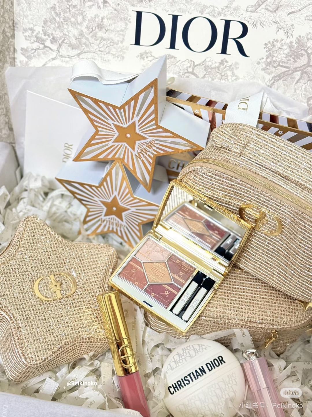 专柜品质/150💰包邮
迪奥皮包彩妆三件套25圣诞限量版！内含：质感编织化妆包+王牌润唇膏+护手霜。
