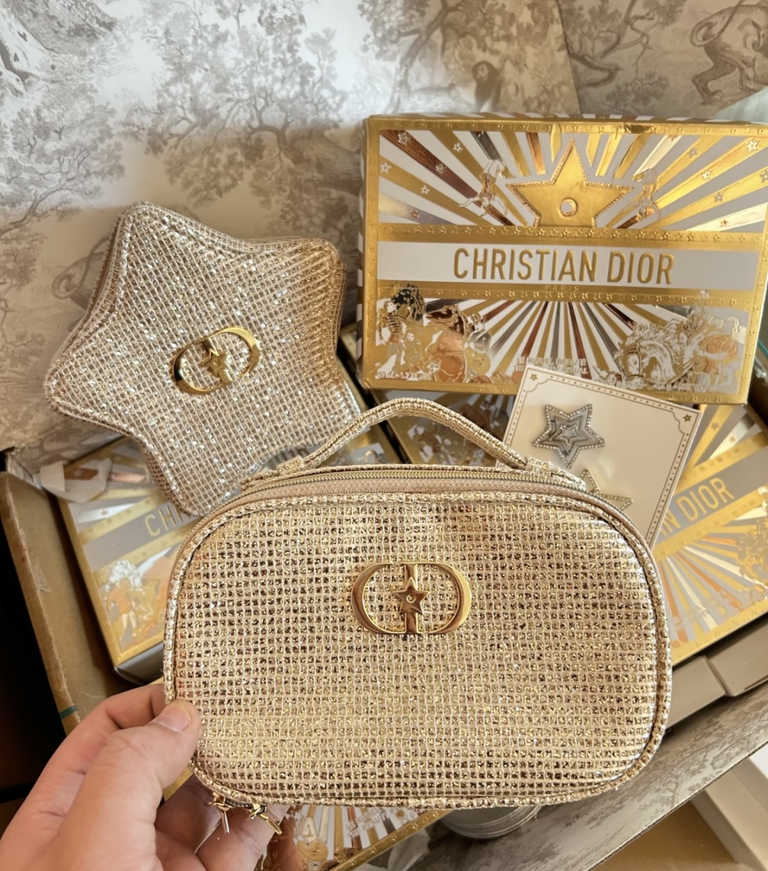 专柜品质/150💰包邮
迪奥皮包彩妆三件套25圣诞限量版！内含：质感编织化妆包+王牌润唇膏+护手霜。
