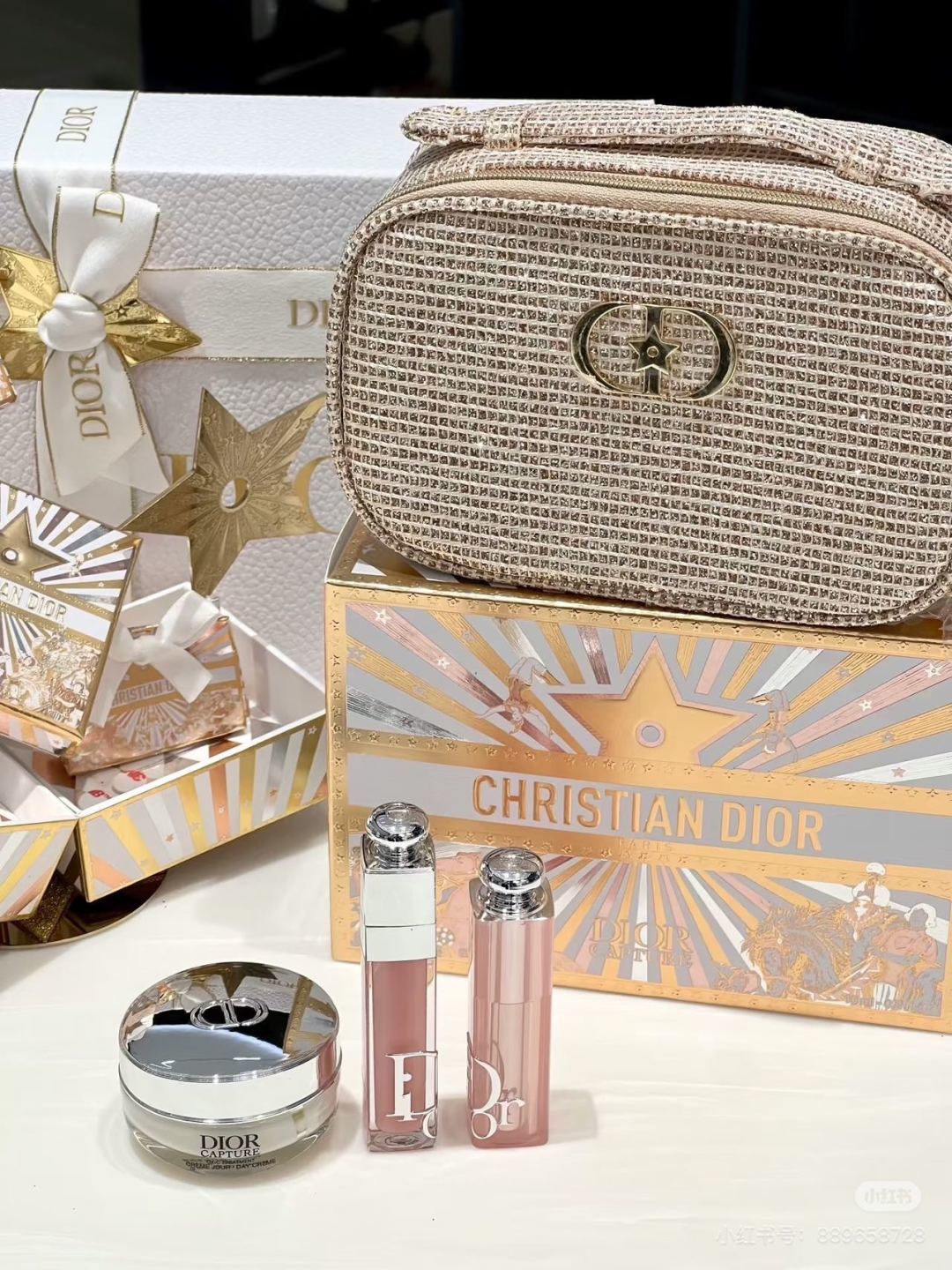 专柜品质/150💰包邮
迪奥皮包彩妆三件套25圣诞限量版！内含：质感编织化妆包+王牌润唇膏+护手霜。
