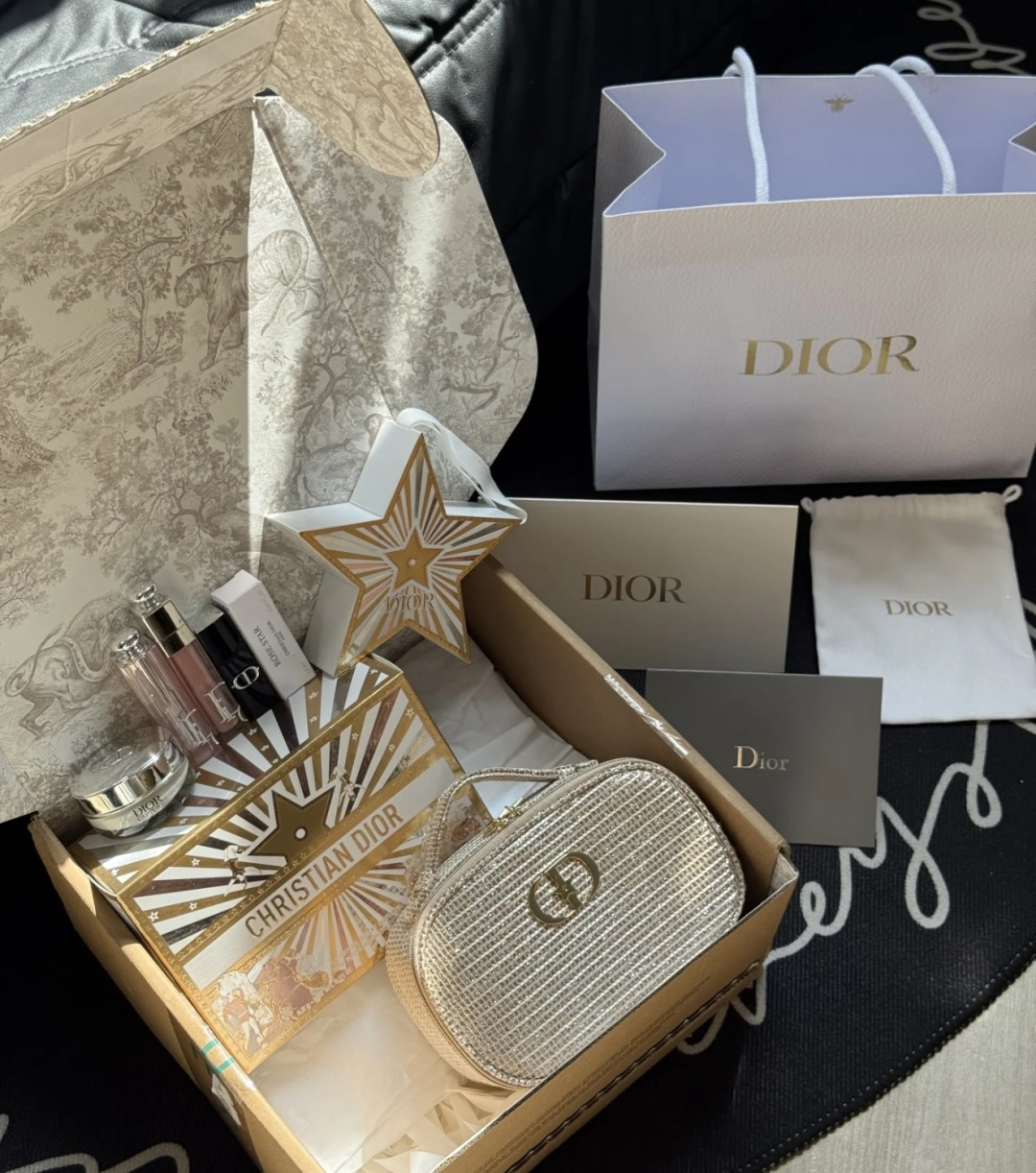 专柜品质/150💰包邮
迪奥皮包彩妆三件套25圣诞限量版！内含：质感编织化妆包+王牌润唇膏+护手霜。
