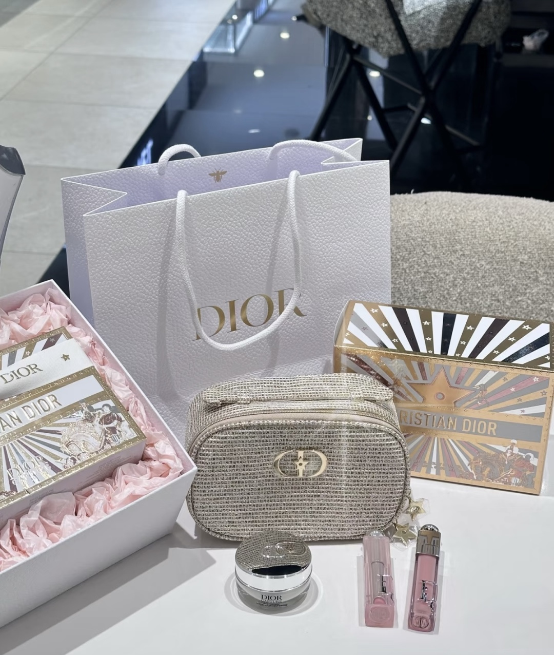 专柜品质/150💰包邮
迪奥皮包彩妆三件套25圣诞限量版！内含：质感编织化妆包+王牌润唇膏+护手霜。
