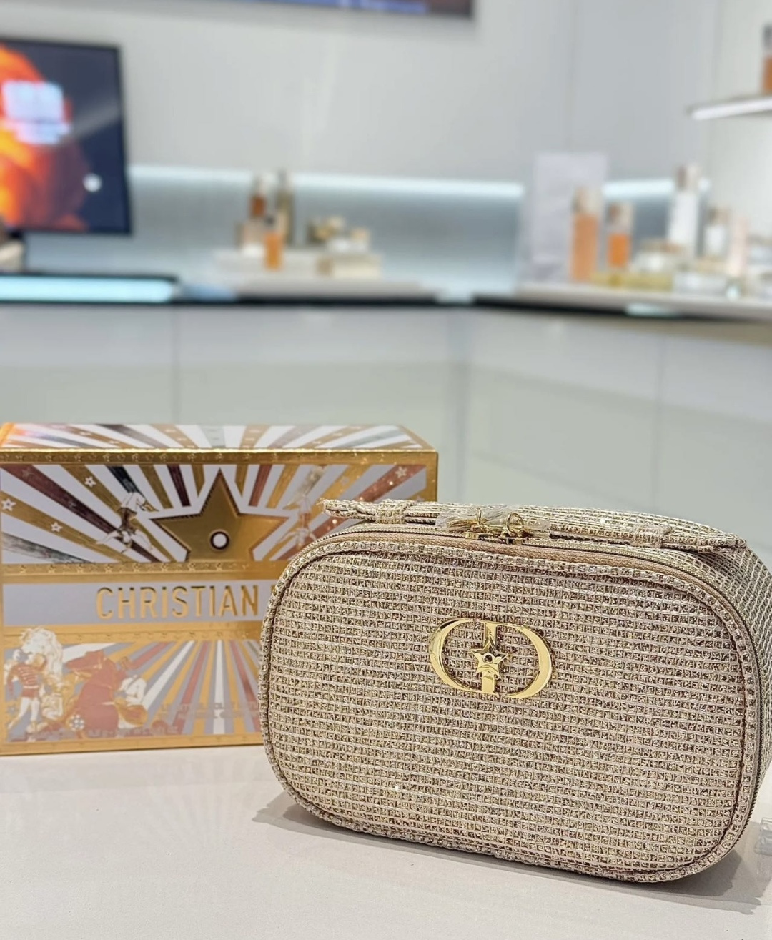 专柜品质/150💰包邮
迪奥皮包彩妆三件套25圣诞限量版！内含：质感编织化妆包+王牌润唇膏+护手霜。
