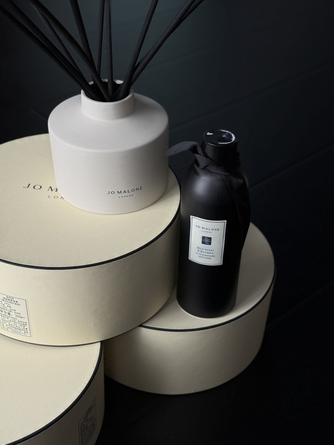 NO:810598,The natal home fragrance of the year!  !  Inspired by the old house, specializing in home fragrances, the bottle is customized by a century-old ceramics workshop, full of British classic life style, the real texture is amazing, and it is high-end to the core!  , Car Aromatherapy. Home Fragrance. Candles19860909年度本命家居香薰！！ 年古屋灵感 专研居家香调 百年陶瓷工坊定制瓶身 英伦经典生活气息拉满 实物质感绝了 高级到骨子里！,车载香薰.居家香氛.蜡烛,accessory