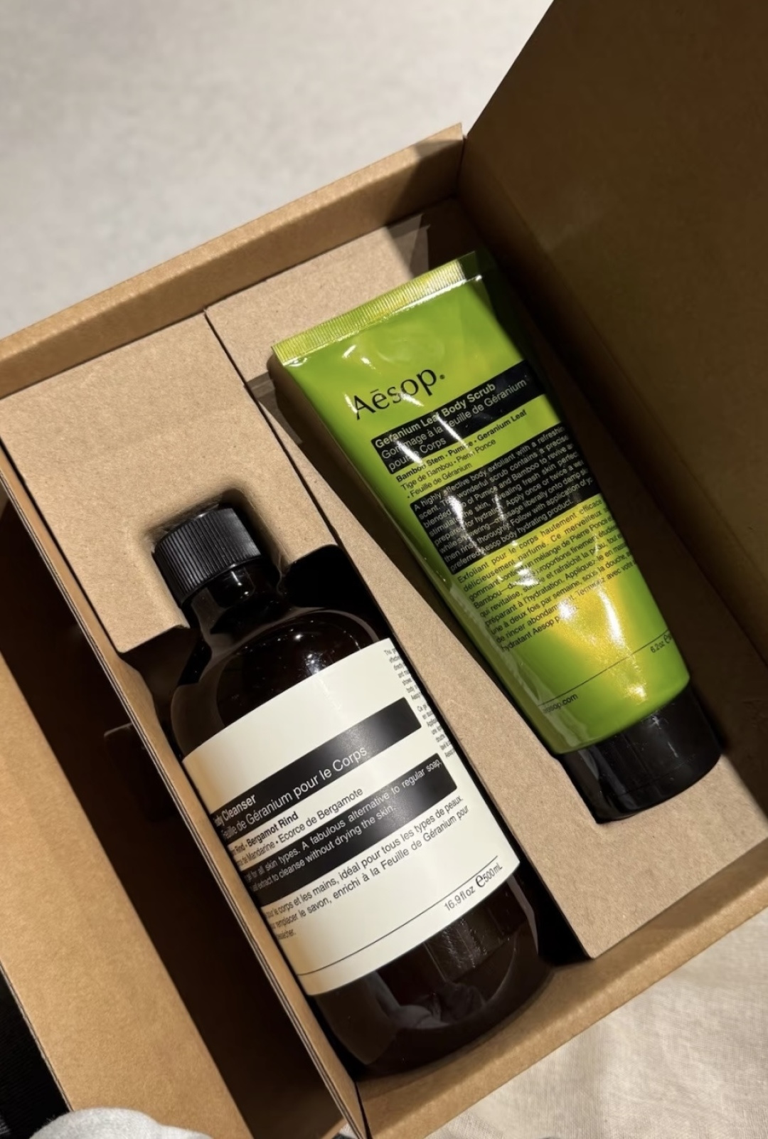 NO:810738,The main recommended combination this time is low-foam cleansing without destroying the barrier, and essential oil fragrance for healing. Apply the cream thickly to your elbows and knees, and say goodbye to dry skin and peeling. The packaging is beautiful and very practical at the same time. Whoever uses it will praise it!  , toiletries19860909本次的主推组合 低泡清洁不破坏屏障,精油香氛治愈 乳霜厚涂手肘膝盖,干皮起皮全拜拜 包装好看的同时又特别实用,谁用谁夸！,洗护用品,accessory