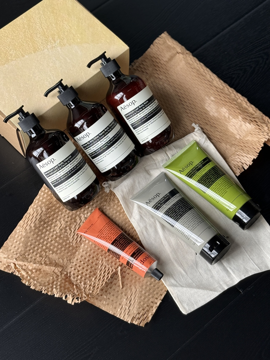 NO:810759,Today I will introduce three body care products that you will know are effective if you try them!  !  !  Directly cover all body skin care needs!  Whether it is the cleansing and nourishing combination of Tianzhu shower gel + cream or the exfoliating set with scrub, every set addresses the pain points of skin care!  , toiletries19860909今天上三款身体护理c 试过就知道的好用！！！ 直接承包全身护肤刚需！ 不管是天竺沐浴露+乳霜的清洁滋养组合 还是搭配磨砂膏的去角质套装 每一套都踩在护肤痛点上！,洗护用品,accessory