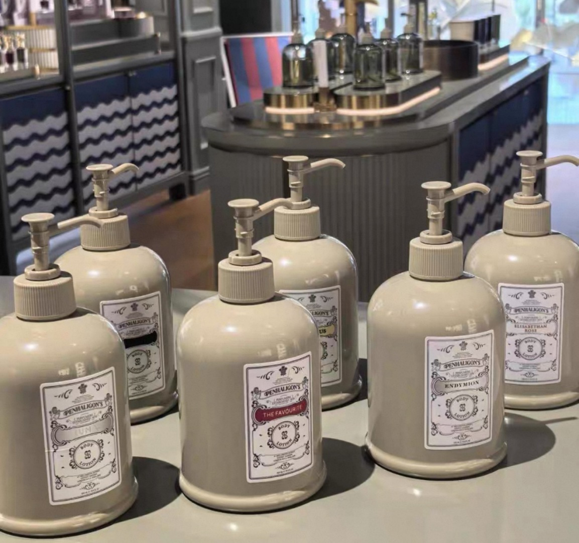 NO:810692,Brand new series of Little Fatty Bathroom Care Set. The round bottle is so cute!  And it feels comfortable to hold, and the washability is even better!  It has a refreshing fragrance and is moisturizing and non-sticky at the same time!  !  , toiletries19860909全新系列小胖墩洗护套装 圆滚滚瓶身太可爱了！ 而且握感舒服,洗感更没话说！ 留香清新的同时滋润不黏腻！！,洗护用品,accessory