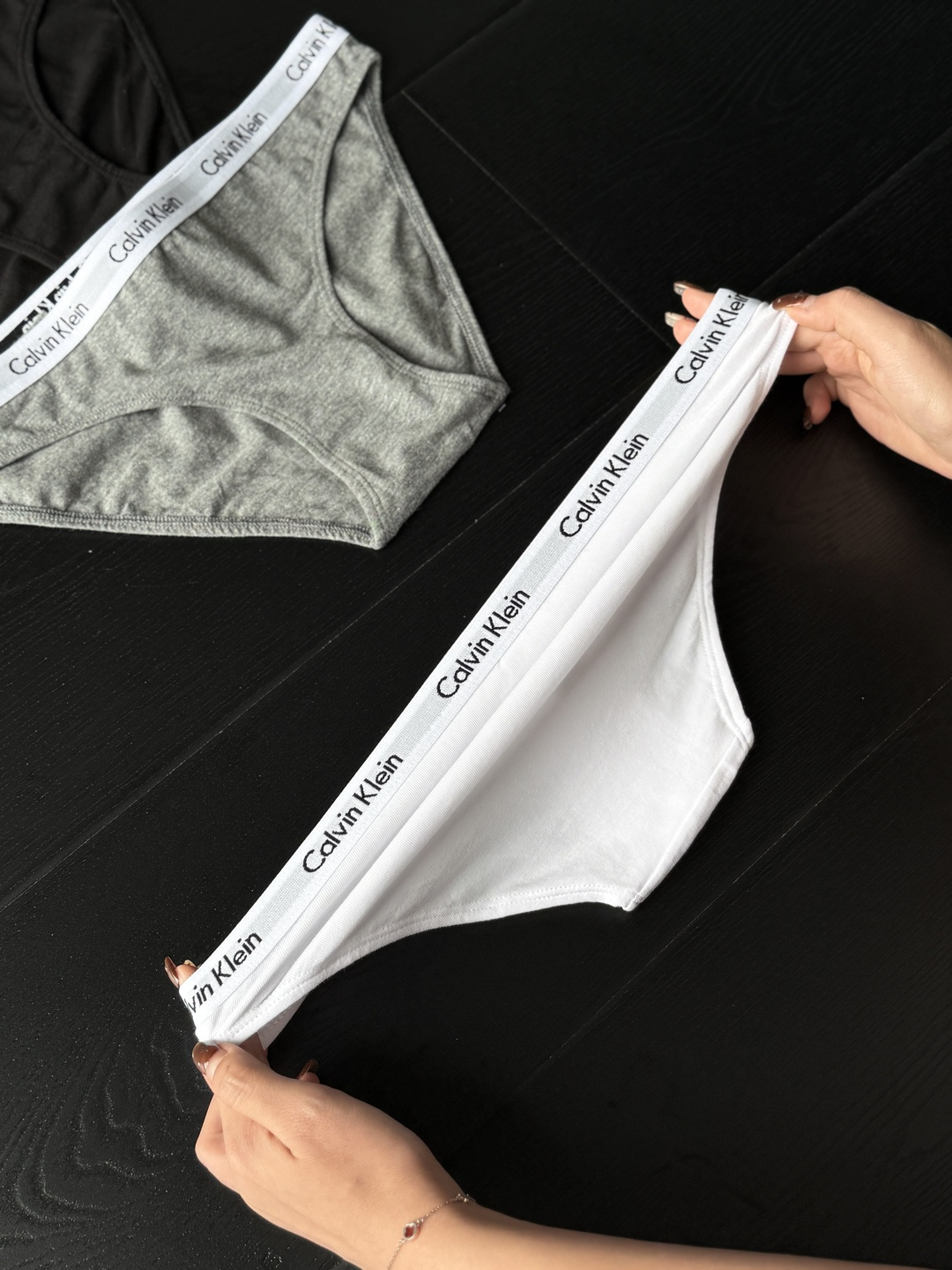 棉质微弹面料
软乎乎的棉质亲肤又透气
微弹设计服帖不紧绷
日常穿完全没束缚！！！