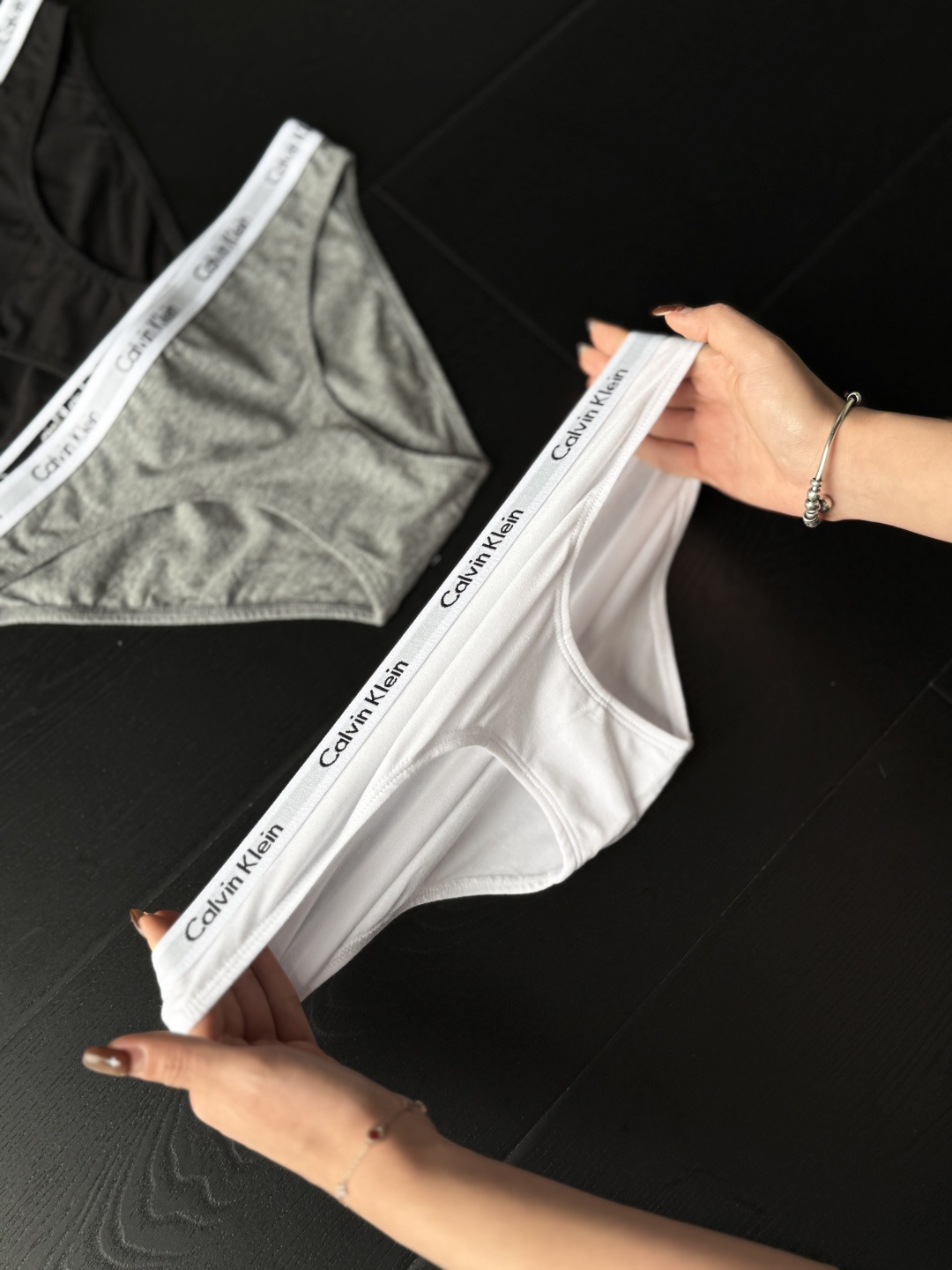 棉质微弹面料
软乎乎的棉质亲肤又透气
微弹设计服帖不紧绷
日常穿完全没束缚！！！