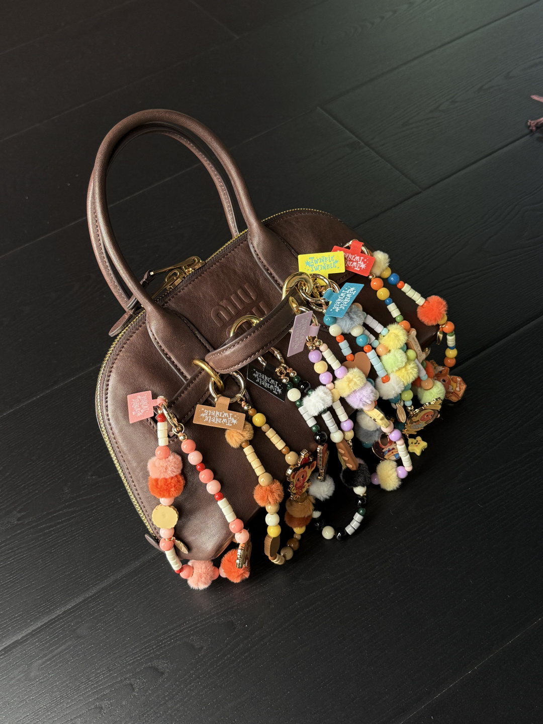 买来当装饰与玩两不误！
价格不心疼，品质甩便宜货几条街
必须端盒！配不同手机壳超级好看‼️