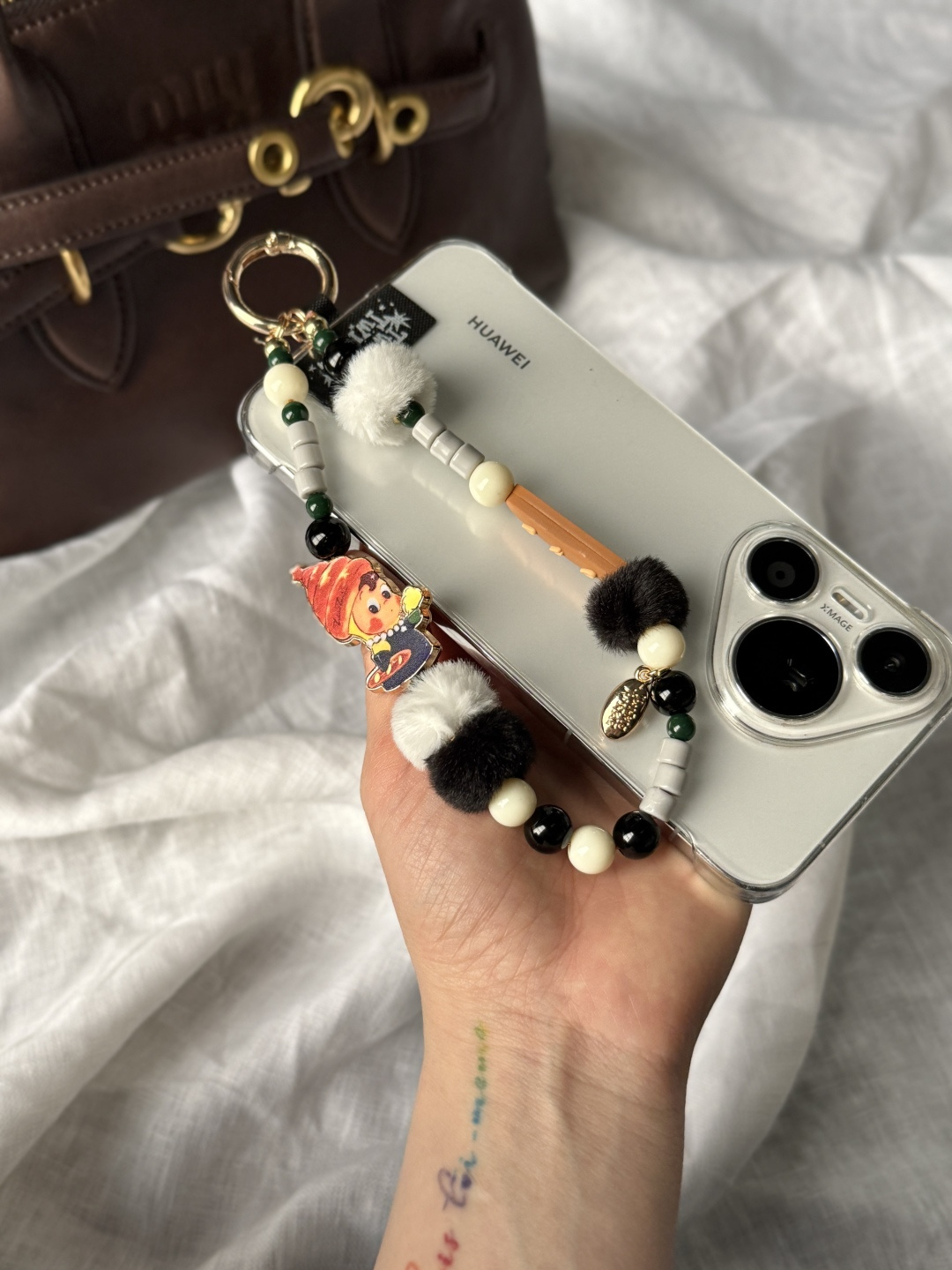 慵懒时刻
黑白配色酷到炸！
不爱花哨的直接冲
这款是我本人自留款来着！