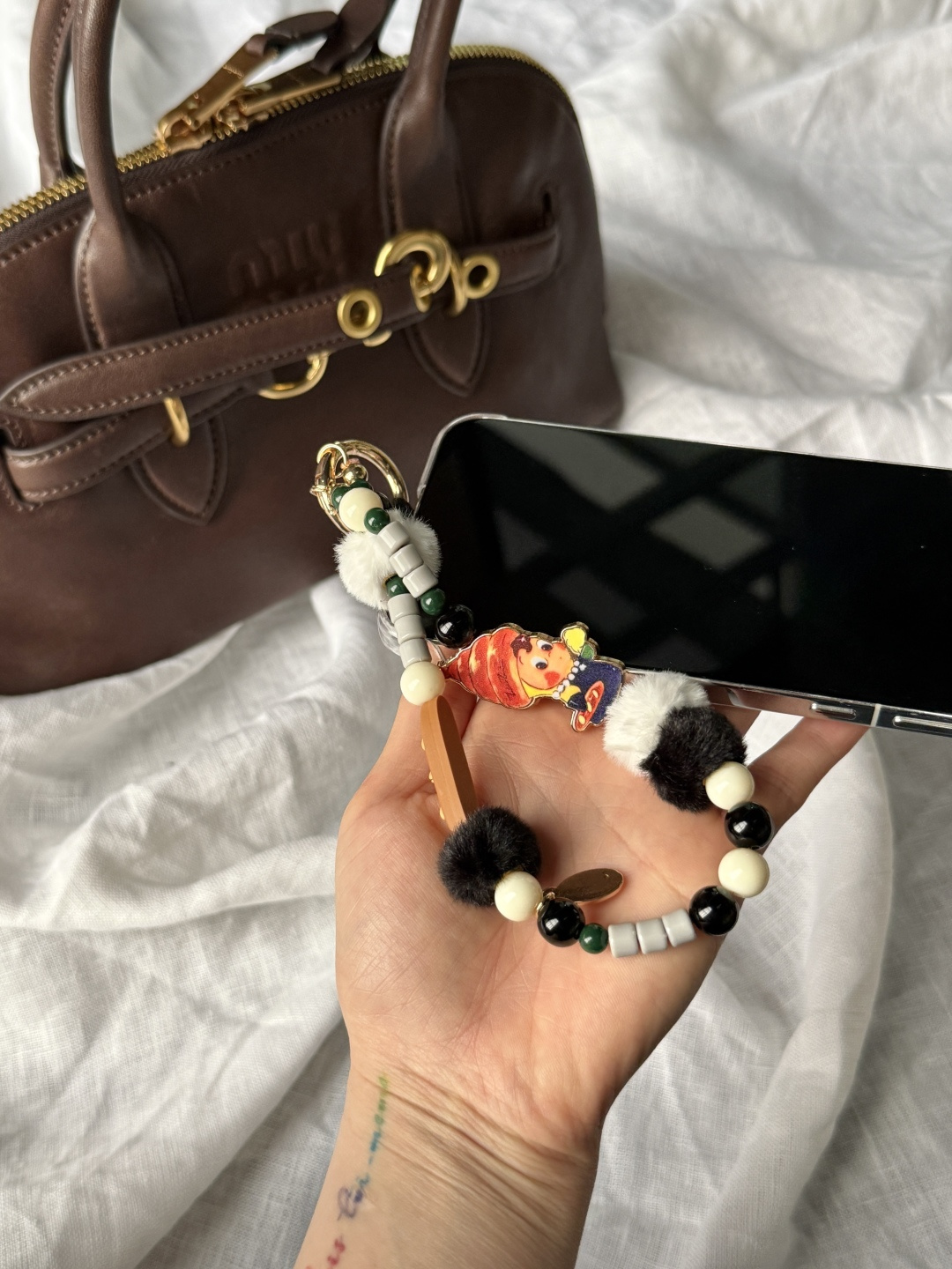 慵懒时刻
黑白配色酷到炸！
不爱花哨的直接冲
这款是我本人自留款来着！