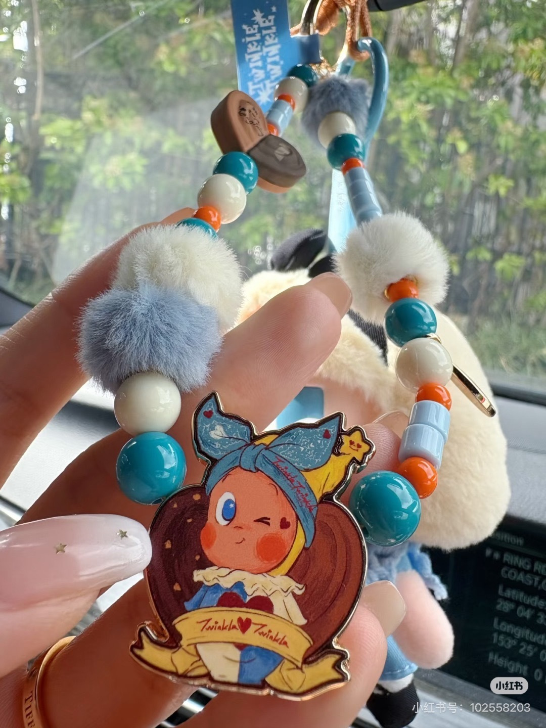 网友真的是天才！
居然把星星人手机链和字母拉布布挂件搭一起
好看直接翻倍！之前入手过的宝子快翻出来组合
也超级好看！