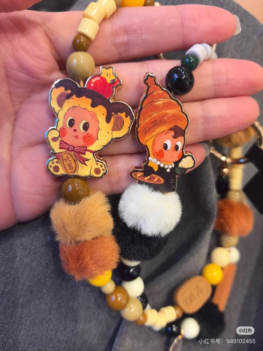 这手机链好看得离谱
拿在手里看不停
连不爱挂链的我都心动！