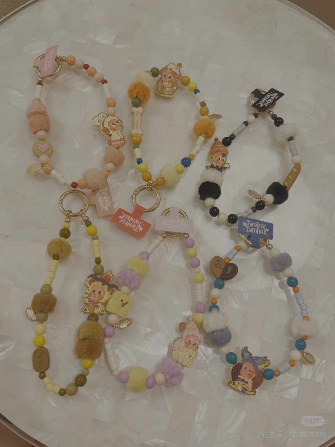 奶油黄+浆果粉+海盐蓝！
百搭色系手机链，手机、相机
包包都能搭，放桌面还能当摆件！