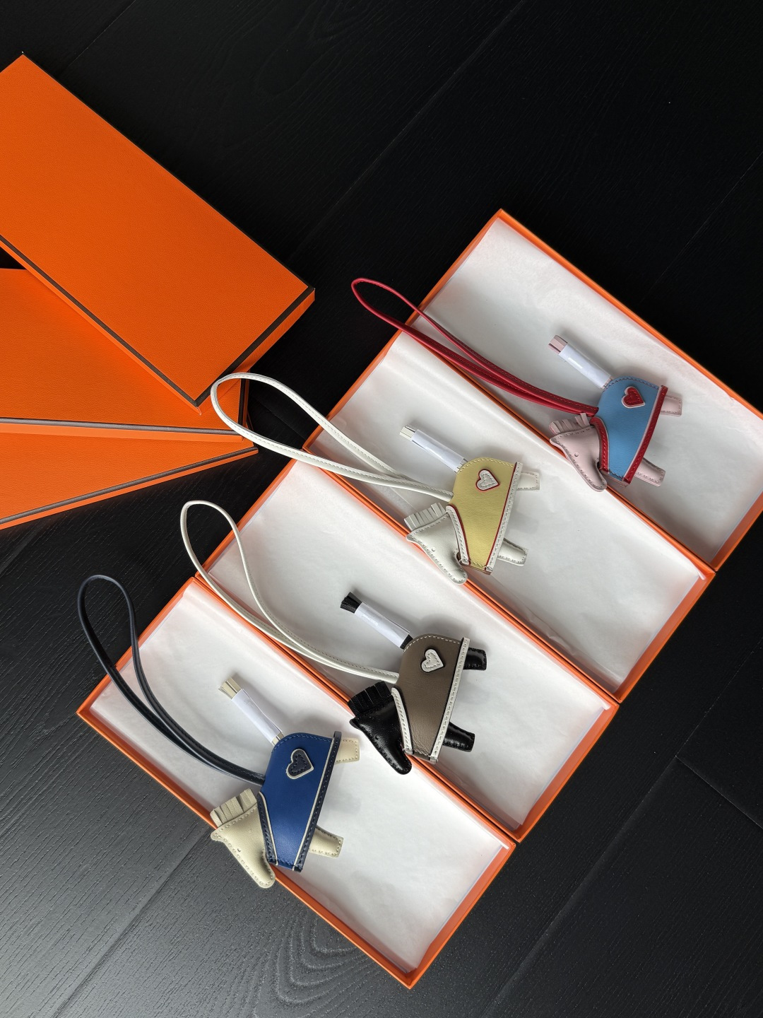 NO:687778,Majia's classic pony pendant is made of hand-stitched lambskin + purely handmade. The wiring is neat and the quality is very stable!  There are four colors in total: soft pink/chalk white/midnight blue/black, each one looks great!  Dimensions are 8cm high x 9cm wide, lanyard 17.5cm + tail 4.5cm, perfect for bag hanging/keychain!  Purchase the original sample for accurate benchmarking. This is the entry-level hard currency in the luxury world!  ,,keychain,sheepskin19860909马家经典小马挂饰 材质手缝小羊皮+纯手工制作 走线工整品相超稳！ 一共四个配色柔情粉/粉笔白/午夜蓝/黑色,每款都很好看！ 尺寸高8cm×宽9cm,挂绳17.5cm+尾巴4.5cm,包挂/钥匙扣都超适合！ 购入原版打样精准对标,奢圈入门硬通货就是它！,,keychain,sheepskin,accessory