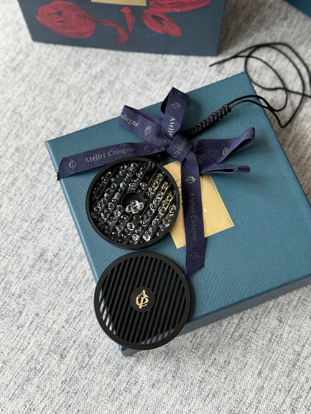 NO:754027,Fragrance beads use microbead technology to firmly lock the essential oils, ensuring that the fragrance lasts without overflowing. Different from ordinary pendants on the market!  ,19860909香氛珠使用了微珠技术 将精油牢牢锁住,确保香味持久而不会外溢 不同于市面上的普通挂饰！,,accessory