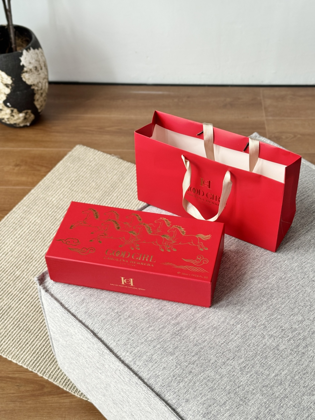 NO:811172,Come to this super slay queen high heel today!  Complete package and sample gift box!  Every taste is amazing!  !  It’s a money-saving gift box that keeps you smelling good all the time. You must buy a few sets decisively!  !  ,perfume19860909今天来这个超slay的女王高跟！ 全套包装中样礼盒！ 每个味道都让人魂牵梦萦！！ 让你时刻保持香香的 这样的省钱的礼盒必须果断要入几套！！,香水,accessory