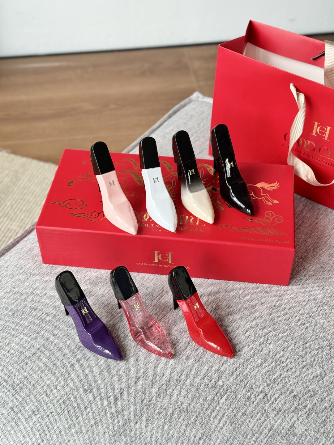 NO:811171,Carolina Herrera's perfume is the kind of woman that makes you want to be like her when you smell it. Once you own it, it's hard to put it down. And who can resist that ultra-high-heeled perfume bottle?  !  !  !  ,perfume,high heels19860909Carolina Herrera的香水 是那种你一闻就会想说“好想变成她的那种女人” 一旦拥有,就很难放下 而且,谁能抗拒那只超高跟鞋香水瓶啊啊啊啊啊？！！！,香水,high heels,accessory