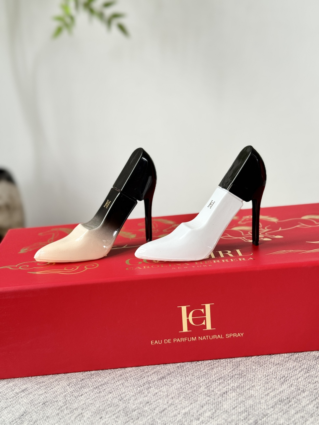 NO:811168,The high heels look so cool!  It is simply the embodiment of the luxury and modernity of New York's Upper East Side. Slender, tall, and graceful!  Especially the gradient bottle, it seems like walking among the stars and clouds, like a bold declaration to live in the present, walking in the light all the way, perfume, high heels19860909高跟鞋造型太帅了！ 简直是纽约上东区奢华摩登的具像化啊 纤细高挺、曲线优美！ 尤其渐变的瓶身,仿佛行走在星辰和云端 像大胆的宣告活在当下,一路踏光而行,香水,high heels,accessory